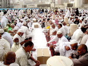 طول 6كم ..أطول طاولة طعام في العالم بالمسجد الحرام في مكة