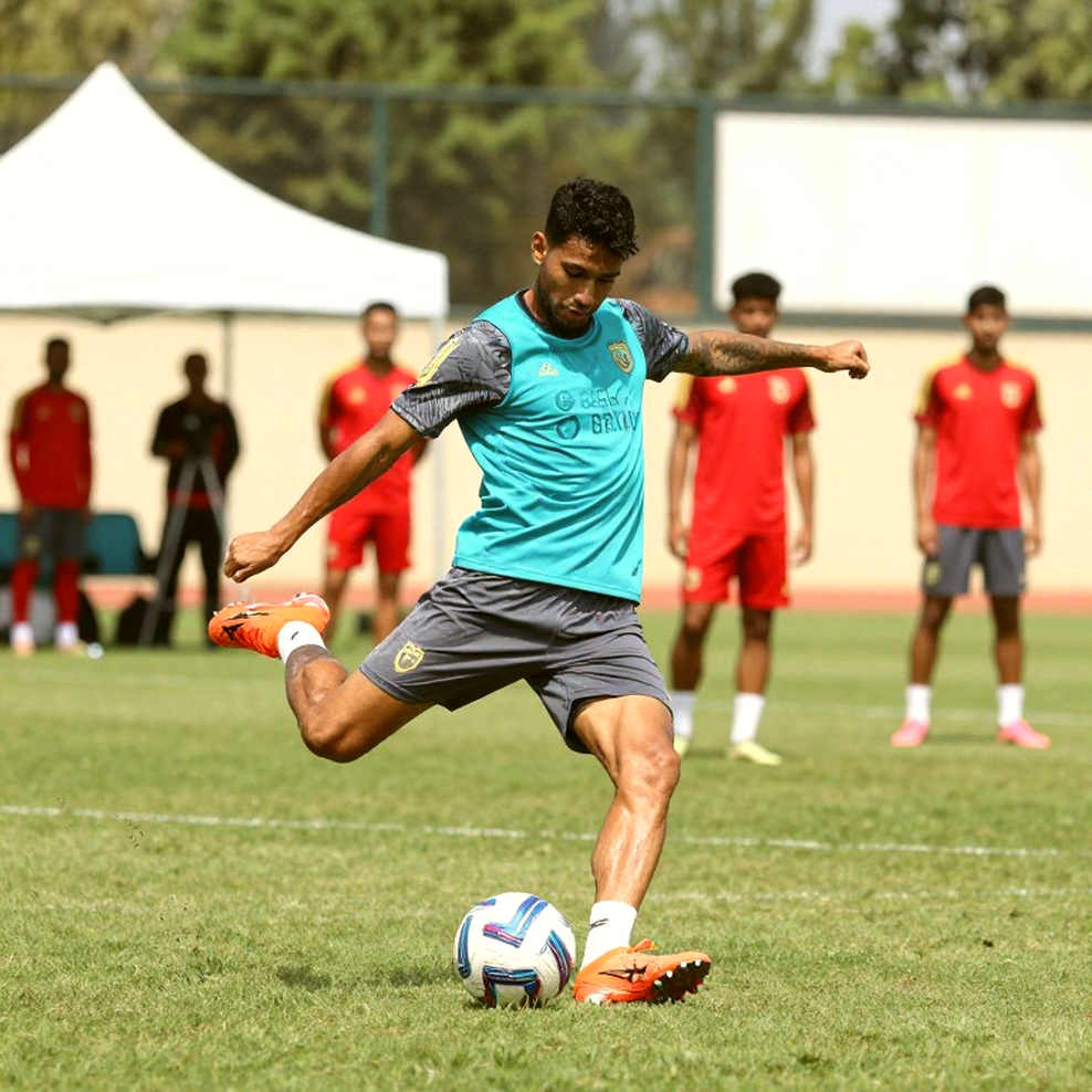 Rafael Leao electrifies first Galatasaray training session under Okan Buruk Rafael Leao electrifies first Galatasaray training session under Okan Buruk