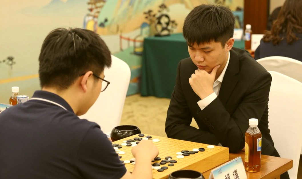 Cổ tay, chiếc ghế và ba chặng trống: Isack Hadjar trở lại Baku
