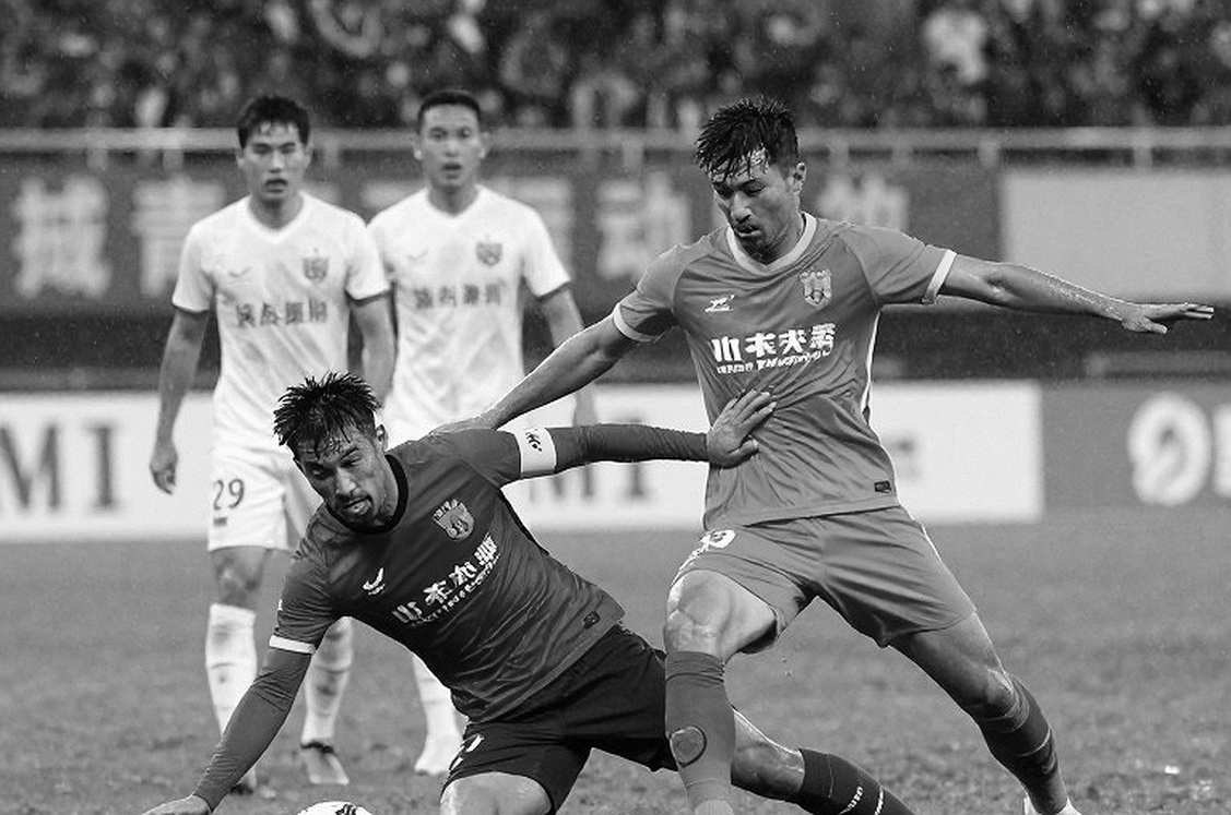 Mặt cỏ thứ hai: khi dữ liệu người hâm mộ trở thành tài sản