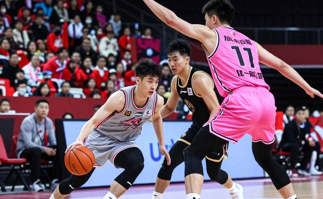 Olympiacos tái hợp Alex Peters và Moses Wright: Gia đình đỏ trắng vẫn vững vàng giữa sự thay đổi đội hình