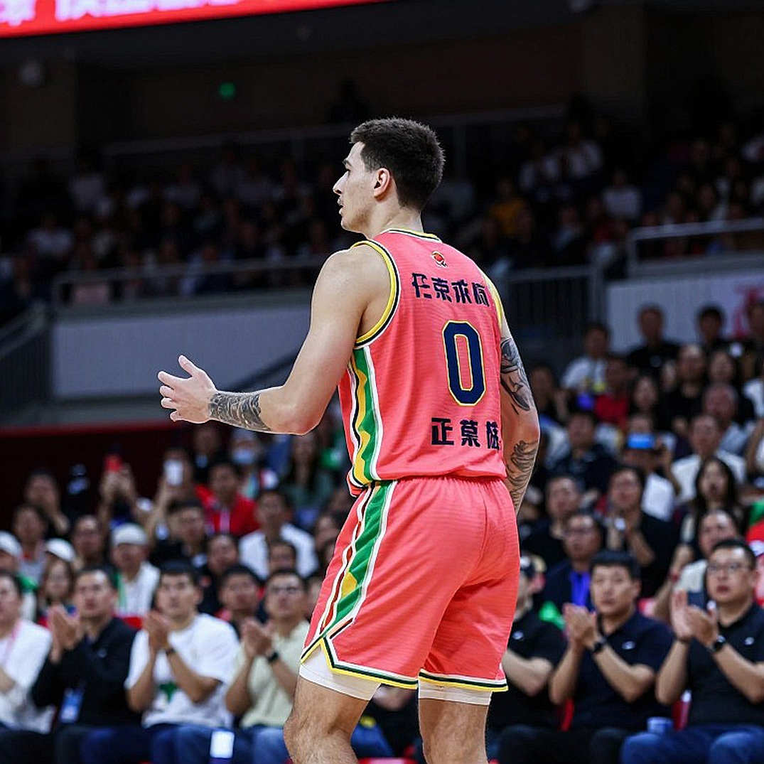 Cú huých vai ở vạch bắt tay: Khi bóng rổ nữ UAAP phải kể lại một trận thắng 90-66